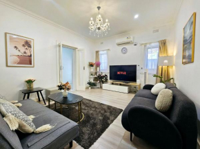 Mins to Mall Convenient 3Beds Classic Charm Home Sydney